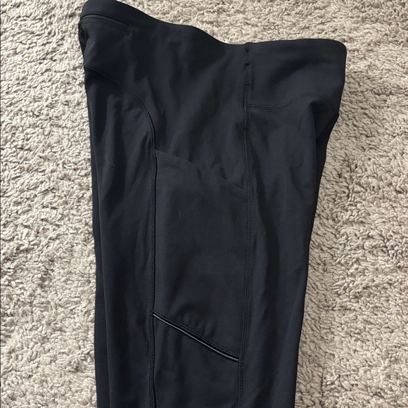LIKE NEW Lululemon Black Cropped Leggings with Pockets - Picture 4 of 4